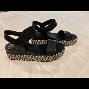 Womens sore sandals 11